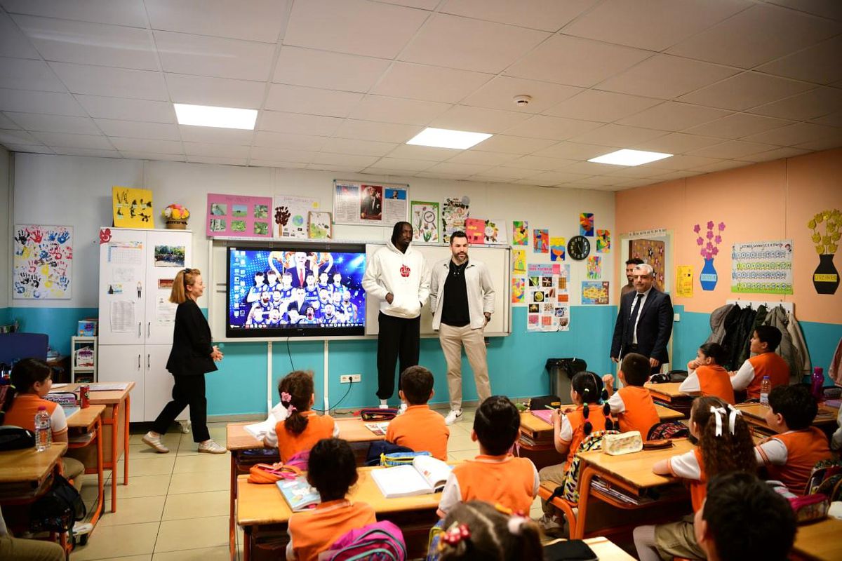 Şampiyon dev adamlar öğrencilerle bir araya geldi