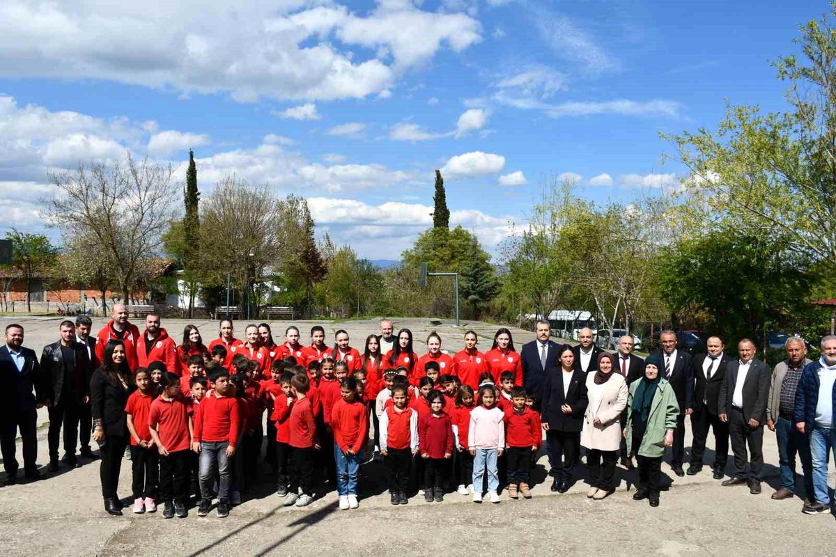 Samsunspor Voleybol Akademi\'den Vezirköprü\'de sosyal sorumluluk projesi