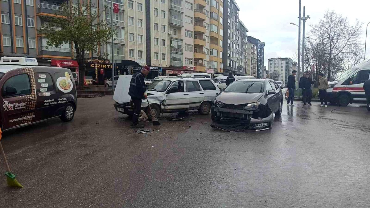 Seydişehir\'de iki otomobil kavşakta çarpıştı: 1 yaralı