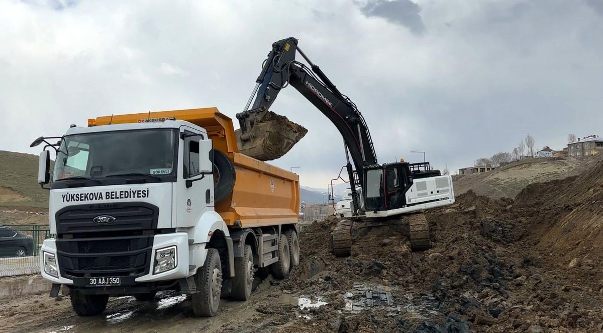 Yüksekova\'da heyelan nedeniyle tek şeridi 19 gündür kapalı olan yol temizleniyor