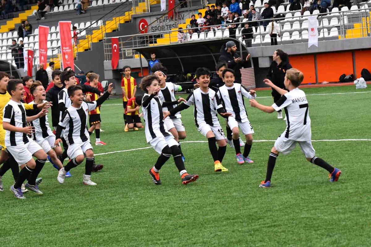 Yunusemre\'de 23 Nisan coşkusu yeşil sahada yaşandı