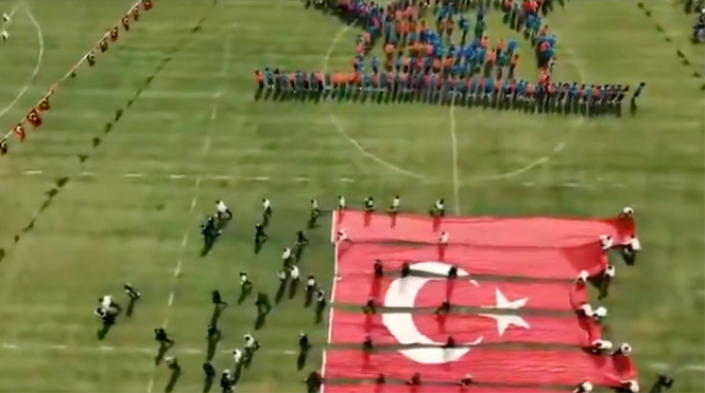 23 Nisan'da yere serilen Türk bayrağı görüntüsü olay oldu! Cumhurbaşkanlığı'ndan açıklama var