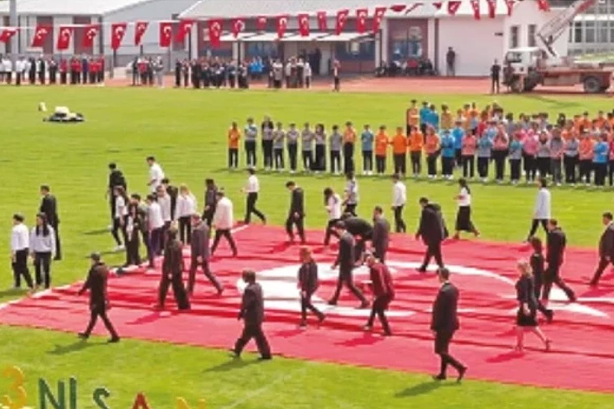 23 Nisan\'da yere serilen Türk bayrağı görüntüsü olay oldu! Cumhurbaşkanlığı\'ndan açıklama var