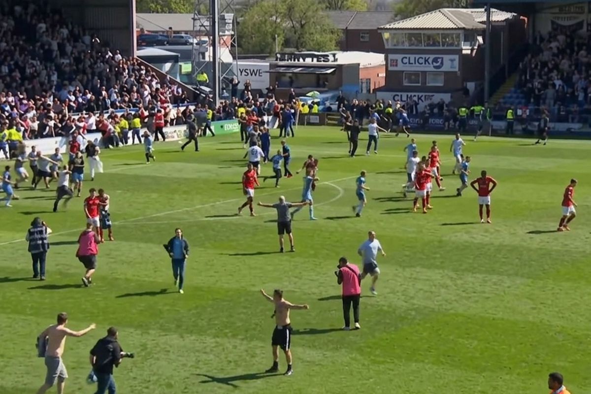 90+5\'teki golle şampiyonluk geldi sanıp sahaya indiler, 90+13\'te yedikleri golle şampiyonluğu kaçırdılar