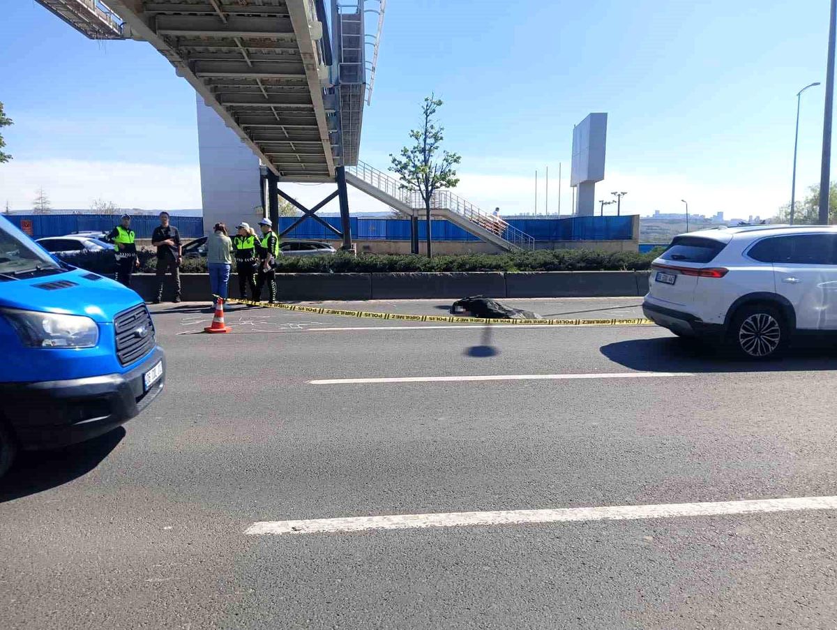Ankara\'da üst geçitten düşen işçiyi otomobil ezdi