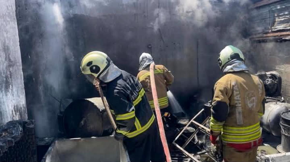 Antakya\'da iş yeri alevlere teslim oldu