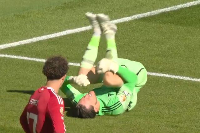 Bu kadarı da insafsızlık! Rakip kaleci sakatlanıp yerde yatarken gol attılar
