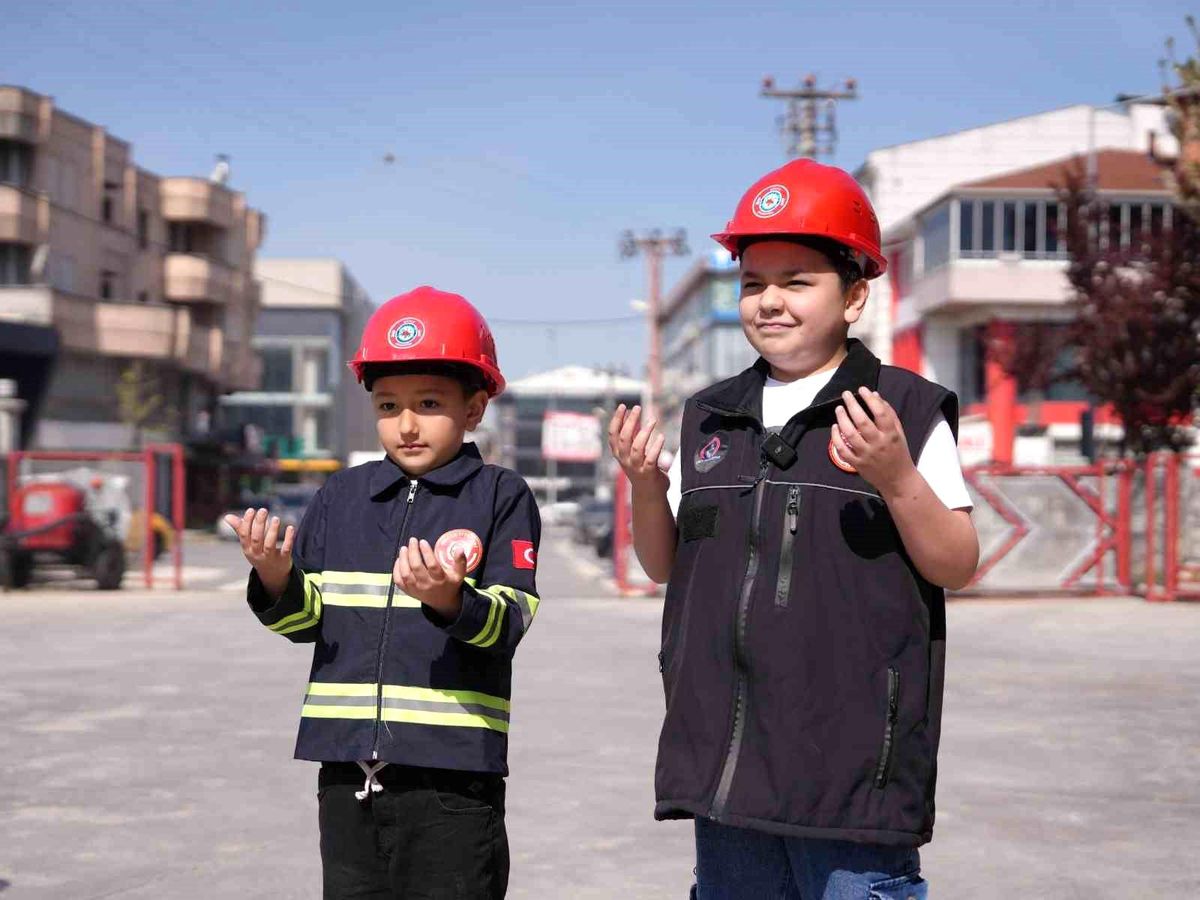 Çocukların itfaiyeci olma hayalleri gerçek oldu