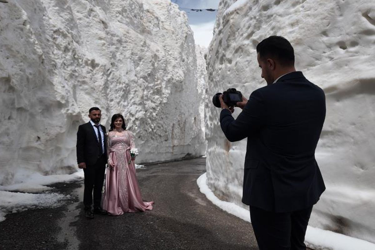 Gelin ve damat adayı kar tünelinde fotoğraf çekimi yaptı