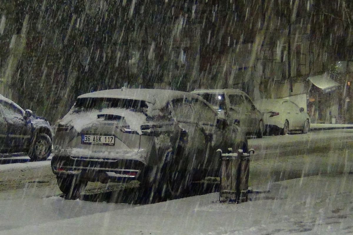 Nisan’da kış geri döndü: Kars beyaza büründü