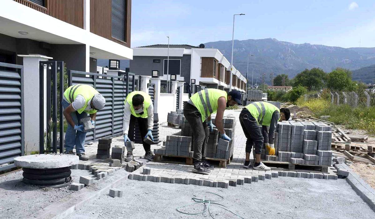 Kuşadası Belediyesi\'nden Davutlar Mahallesi\'ne kesintisiz hizmet