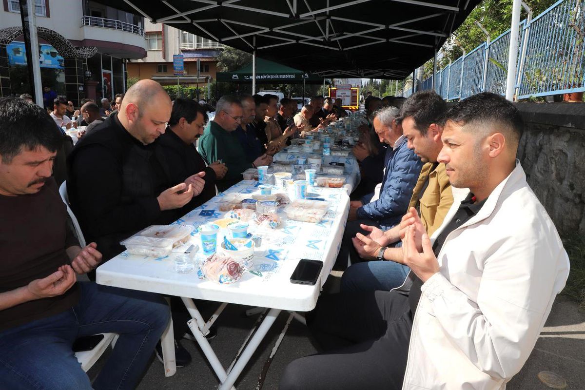 Mersin\'de hayatını kaybeden itfaiyeci Çelikkaya yıl dönümünde anıldı