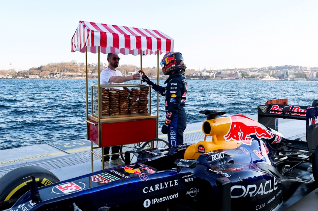 Milli voleybolcu Hande Baladın ile Formula 1 pilotu Tsunoda'nın arasındaki boy farkı dikkat çekti