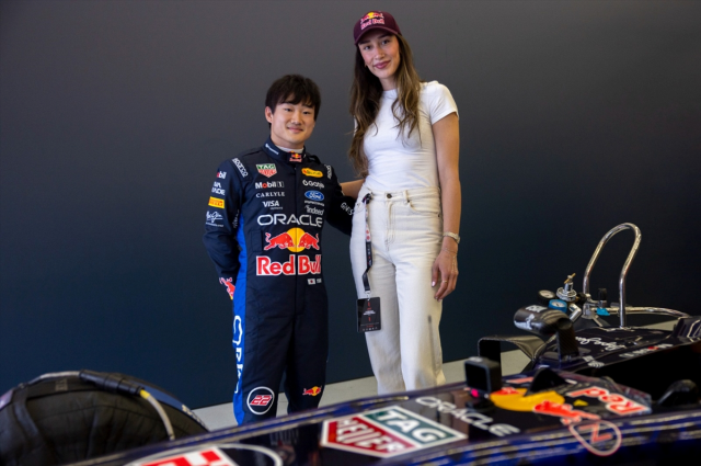 Milli voleybolcu Hande Baladın ile <a class='keyword-sd' href='/formula-1/' title='Formula 1'>Formula 1</a> pilotu Tsunoda'nın arasındaki boy farkı dikkat çekti