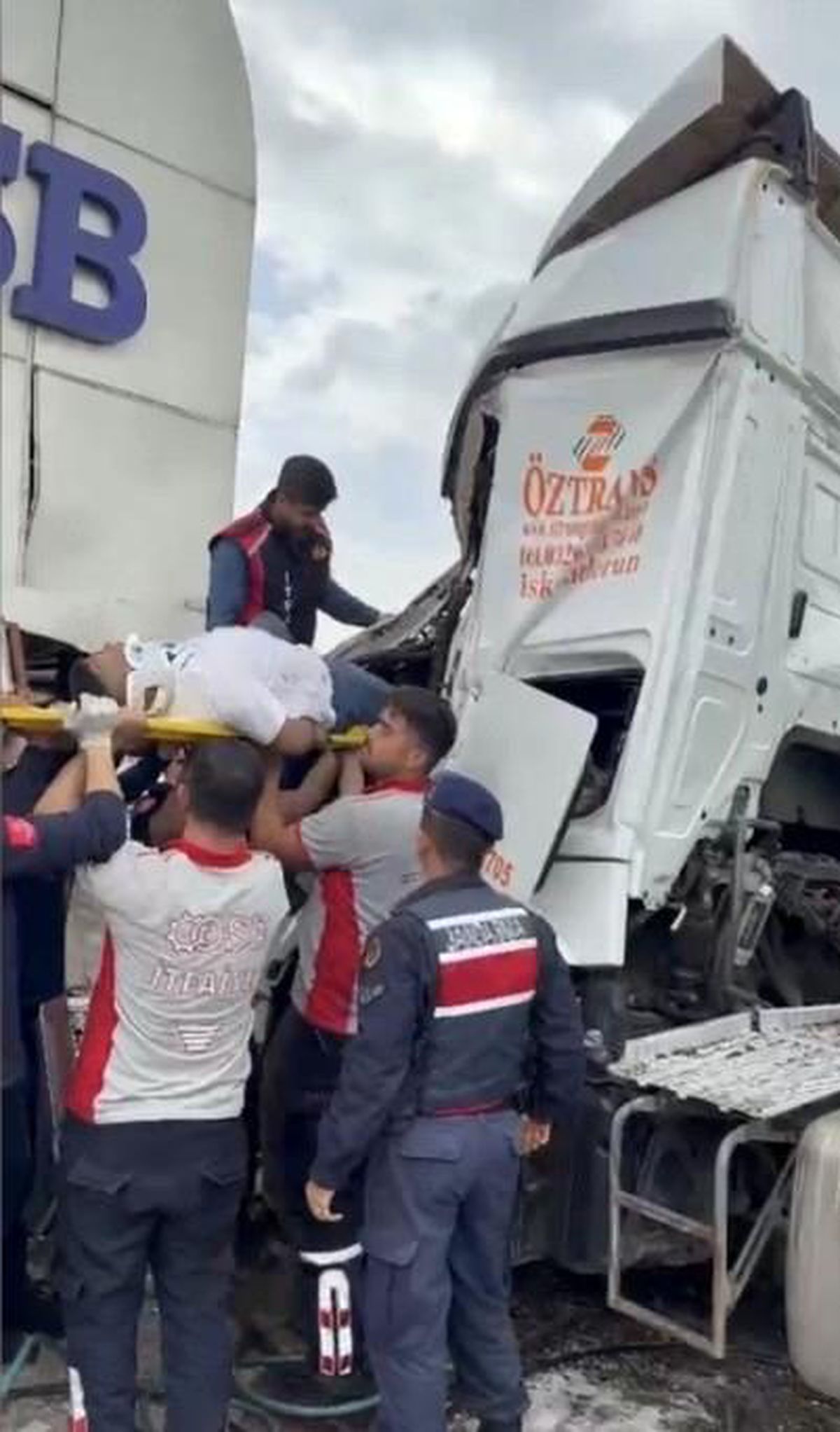 Osmaniye\'de tır OSB giriş kapısına çarptı, sürücü kabinde sıkıştı