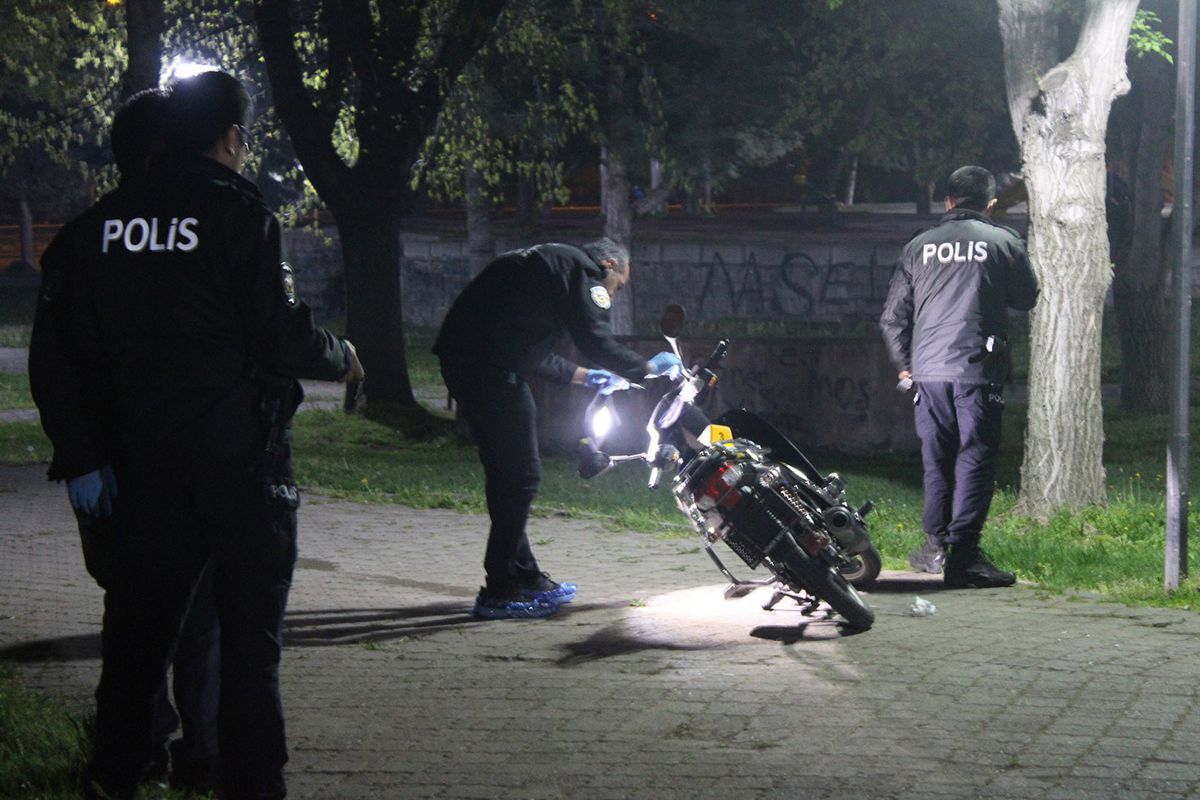 Parkta iki grup tabanca ve bıçakla birbirine girdi: 2 yaralı