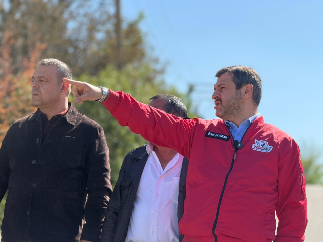 Parkta yere atılan çekirdek kabuklarını gören Karabük Belediye Başkanı Çetinkaya çileden çıktı