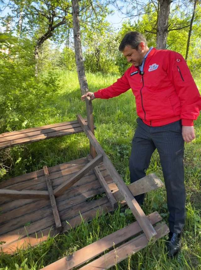 Parkta yere atılan çekirdek kabuklarını gören Karabük Belediye Başkanı Çetinkaya çileden çıktı