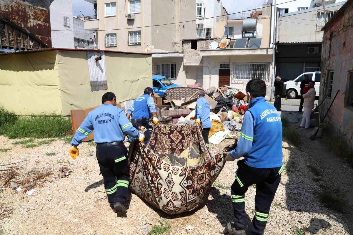 Sahiplerinin yaşamını yitirdiği evden bir kamyon çöp çıktı