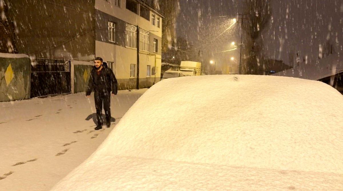 Sarıkamış\'a kış geri döndü: Kar kalınlığı 15 santimetreyi aştı