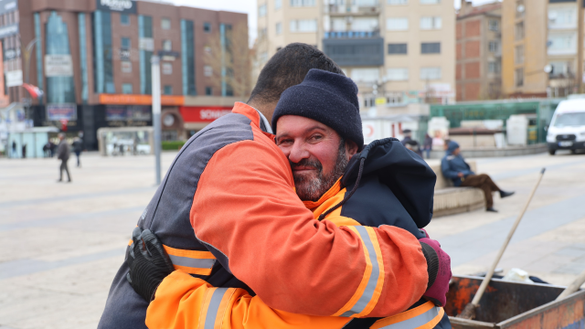Temizlik işçisinden örnek davranış! Altın dolu kutuyu polise teslim etti