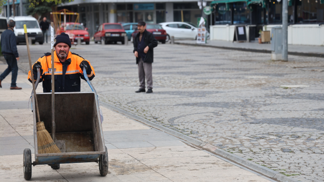 Temizlik işçisinden örnek davranış! Altın dolu kutuyu polise teslim etti