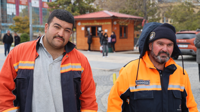 Temizlik işçisinden örnek davranış! Altın dolu kutuyu polise teslim etti