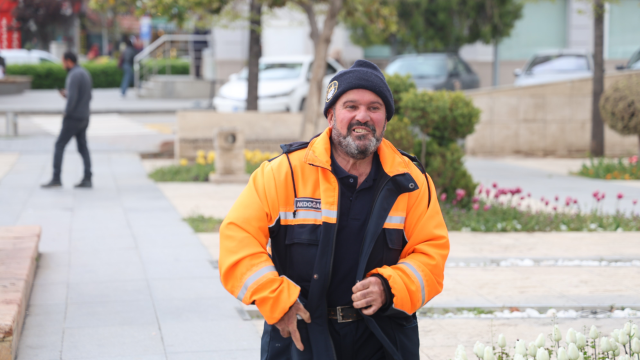 Temizlik işçisinden örnek davranış! Altın dolu kutuyu polise teslim etti
