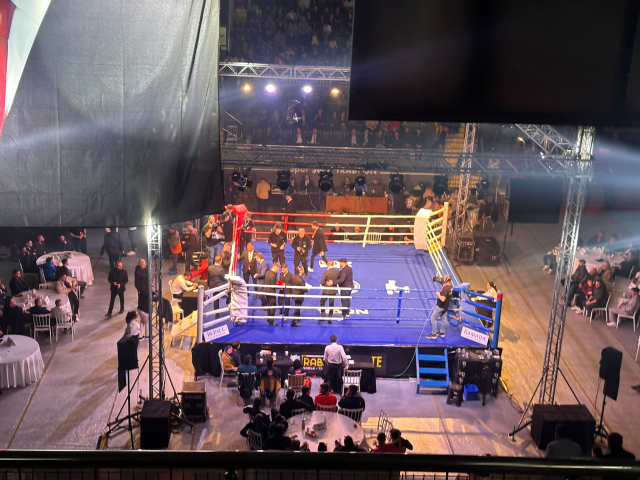 Türk ve Rus boksörün maçında ring savaş alanına döndü