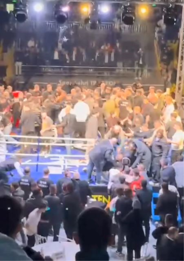 Türk ve Rus boksörün maçında ring savaş alanına döndü