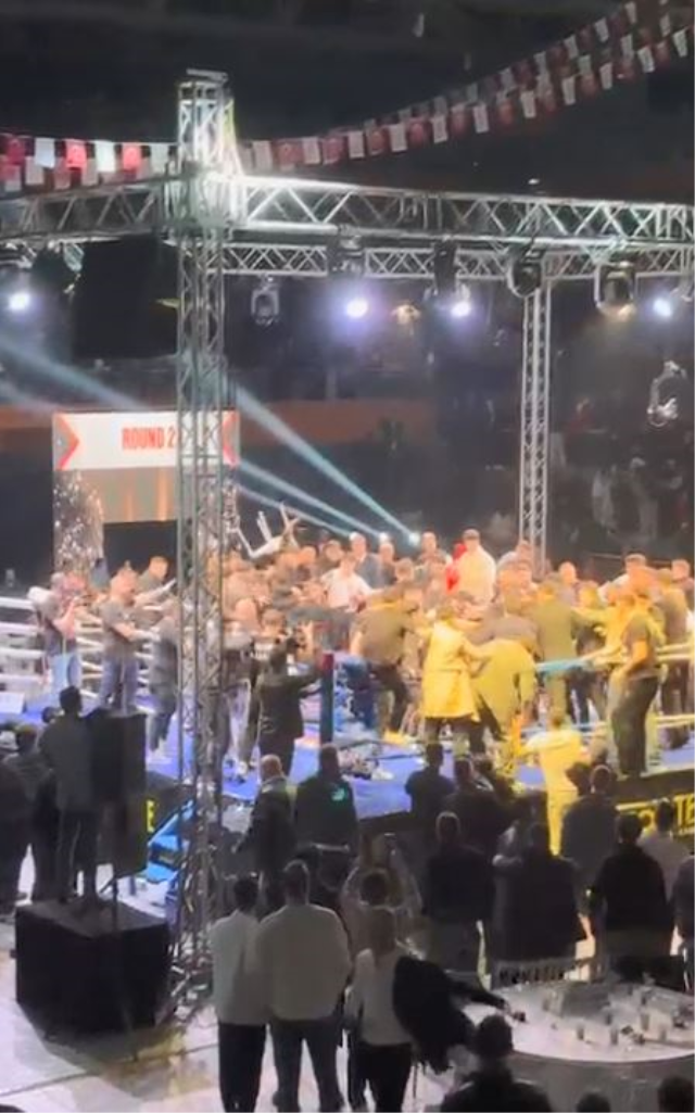 Türk ve Rus boksörün maçında ring savaş alanına döndü
