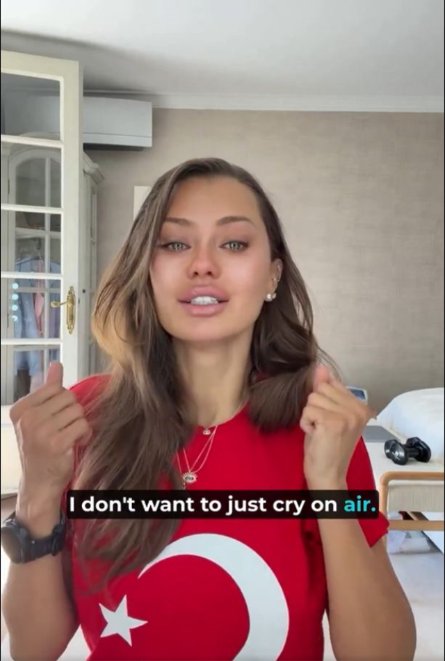 Türk bayraklı tişörtle video çeken Rus yazardan Putin için olay sözler