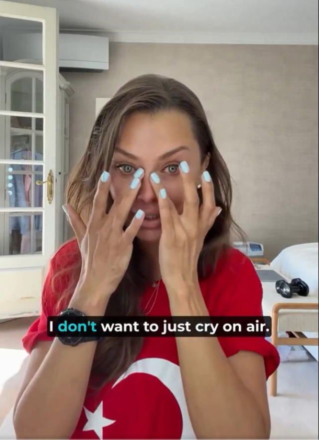 Türk bayraklı tişörtle video çeken Rus yazardan Putin için olay sözler