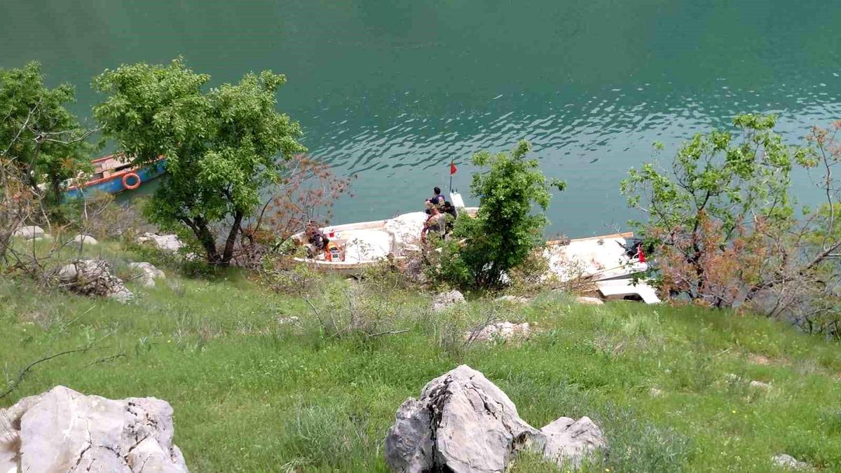 Unuttuğu eşyasını almak için döndü, botla açıldığı Fırat Nehri\'nde kayboldu