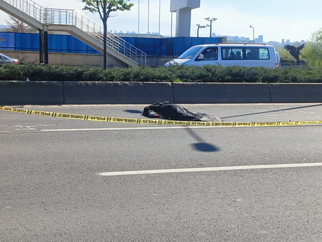 Üstgeçitte afiş asarken yola düşen işçi otomobilin altında can verdi