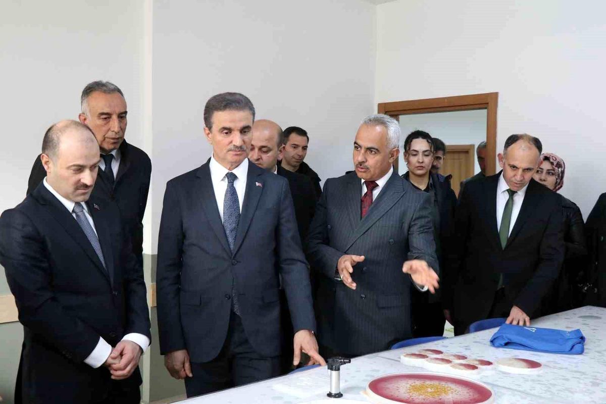 Vali Aydın Baruş\'tan Oltu çıkarması