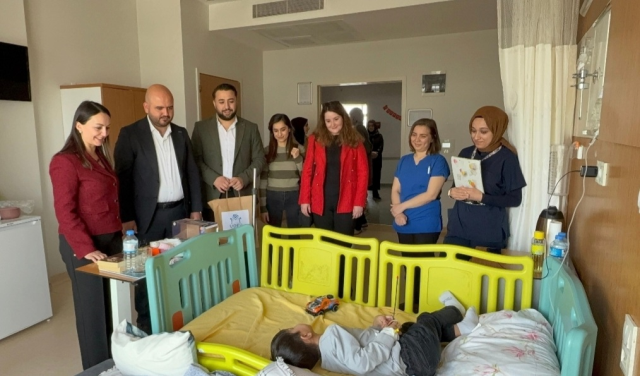 Ağrı’da hastanedeki çocuklara 23 Nisan sürprizi