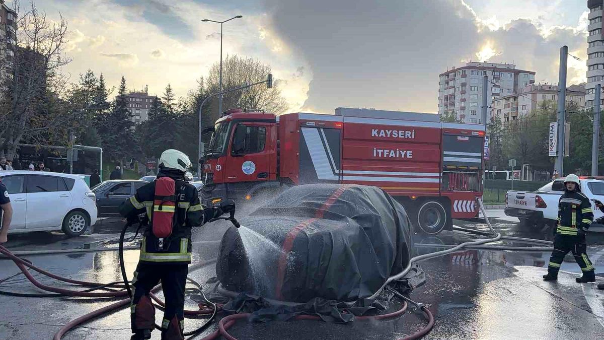 Kayseri\'de Elektrikli Otomobil Yangını Kontrol Altına Alındı
