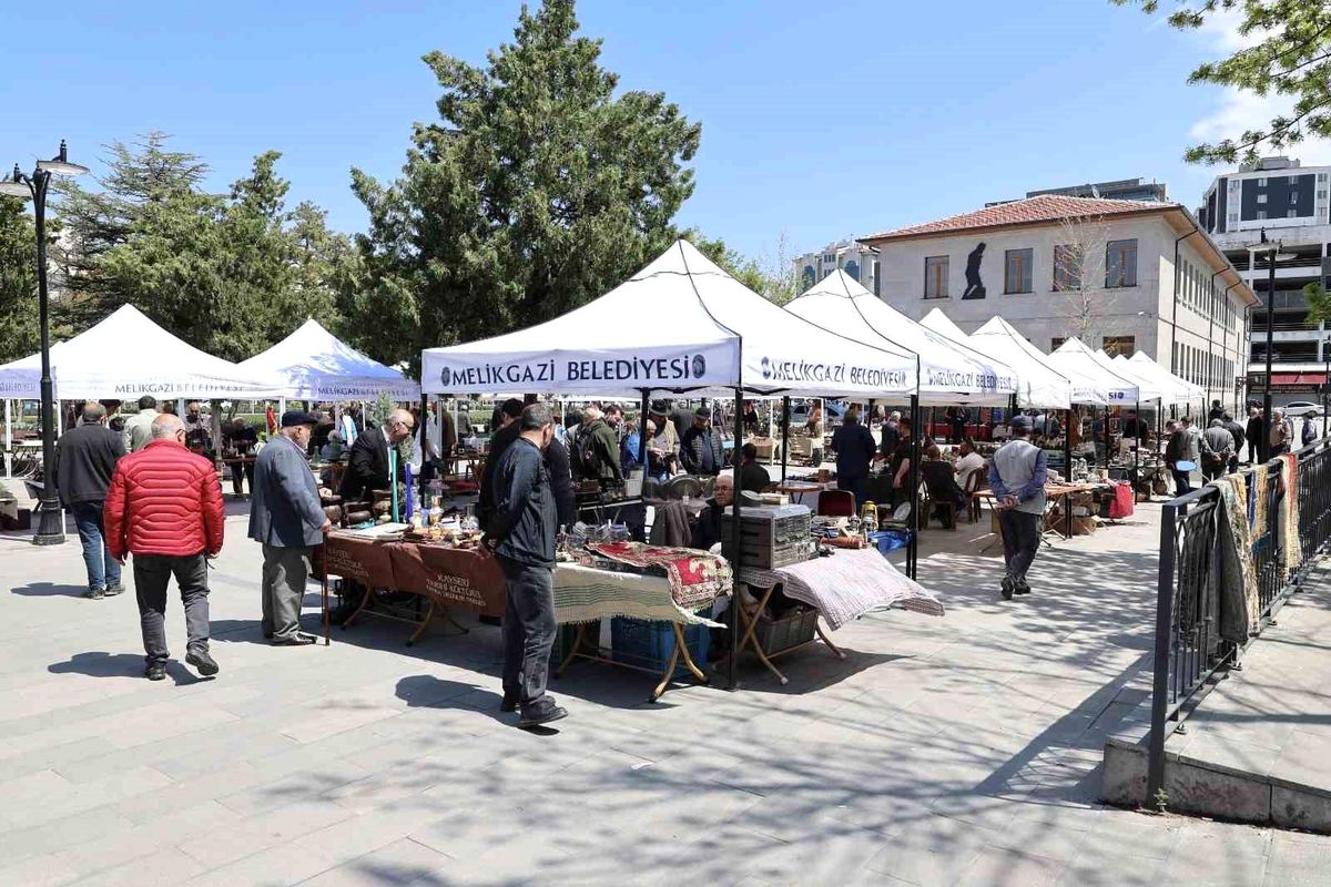Antika Pazarı koleksiyonerleri bir araya geldi