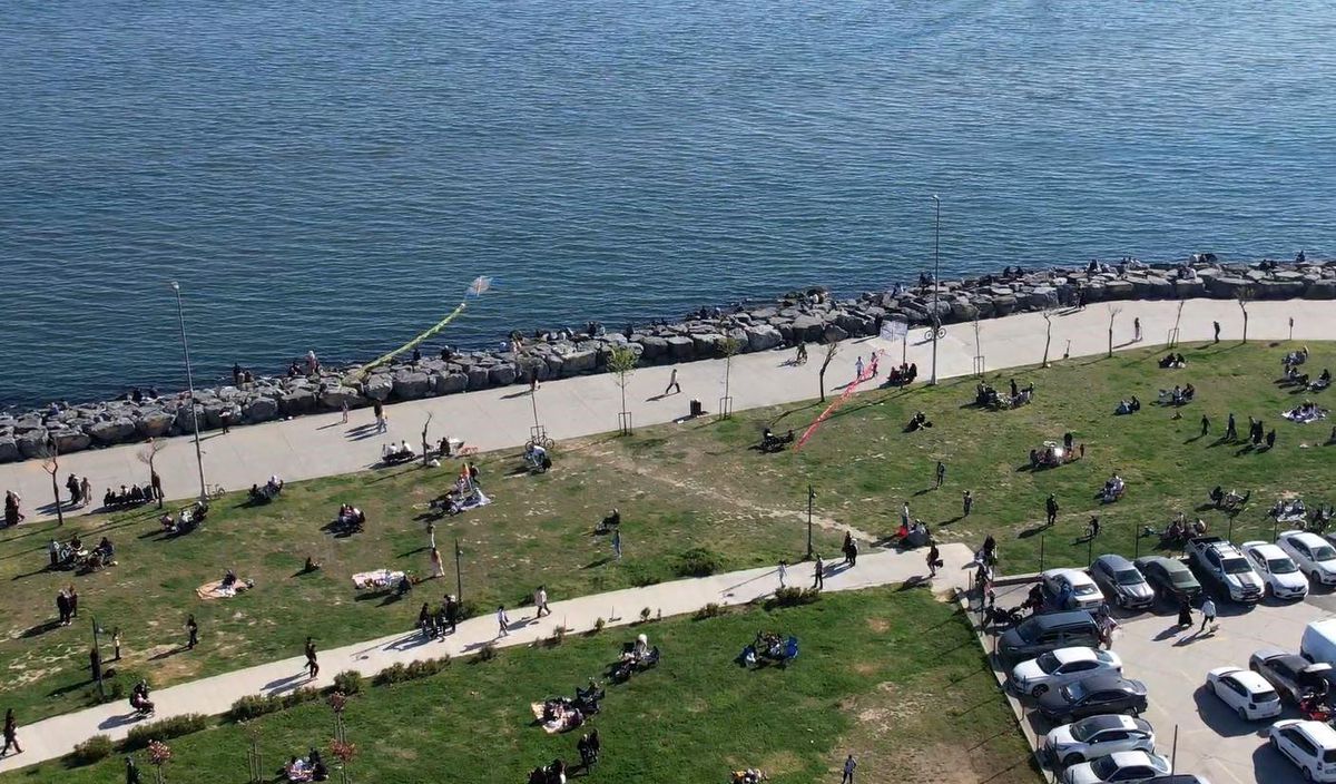 Avcılar\'da havaların ısınmasını fırsat bilen vatandaşlar sahile akın etti