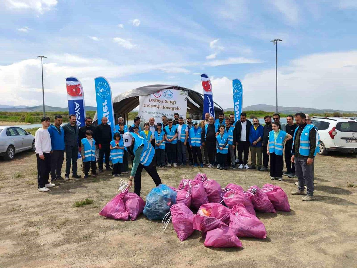 Avrasya Federasyonu\'ndan Kale Salkımlı\'da kıyı temizliği