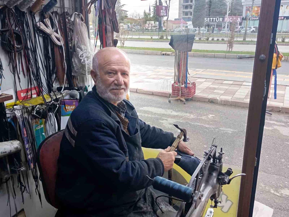 45 Yıldır Ayakkabı Tamirciliği Yapıyor