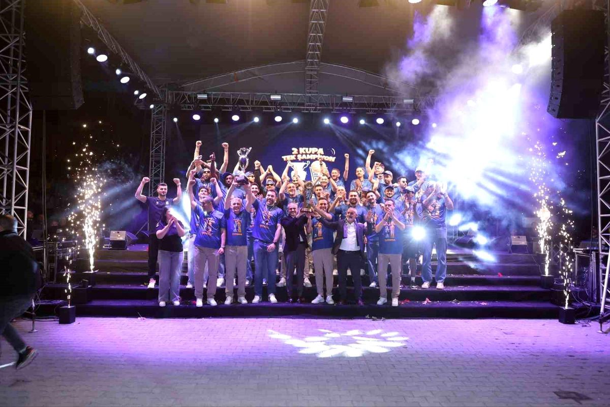 Basketbol S&uuml;per Ligi'ne y&uuml;kselen &Ccedil;ayırova Belediyesi'nde şampiyonluk coşkusu