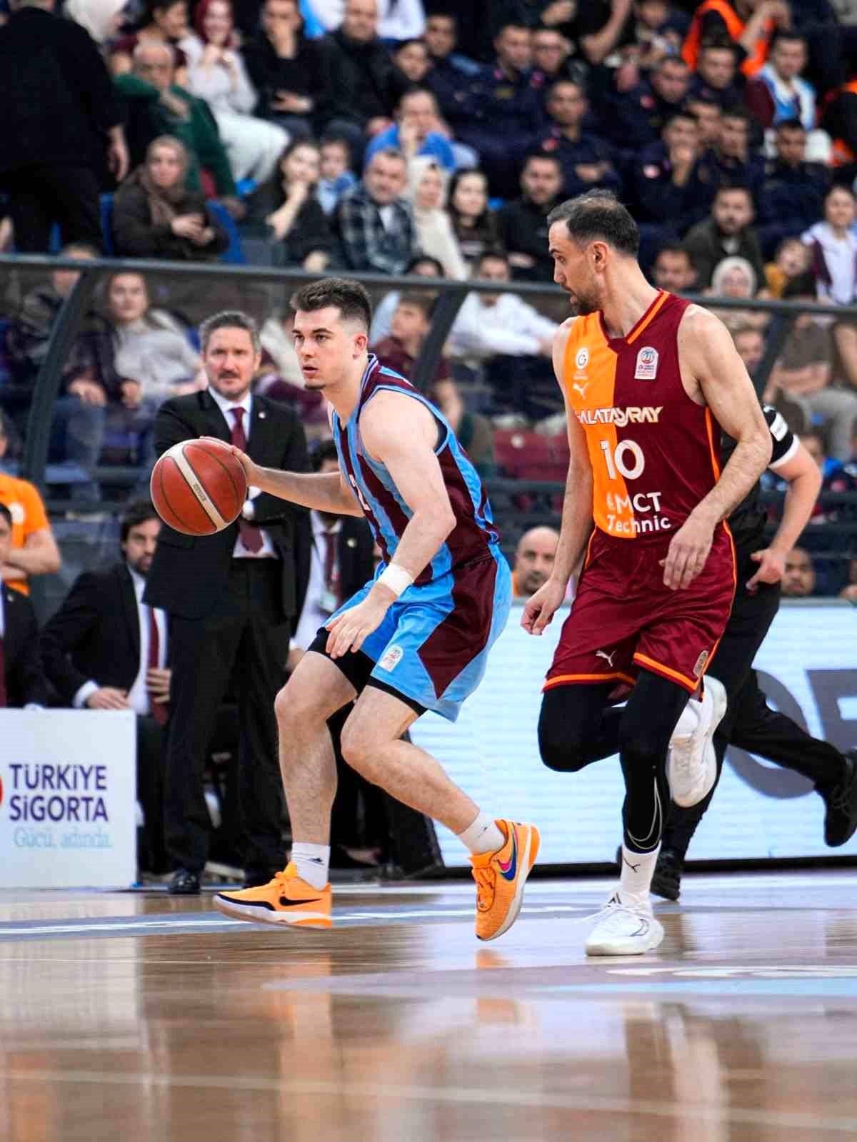 Trabzonspor, Galatasaray\'ı Mağlup Etti