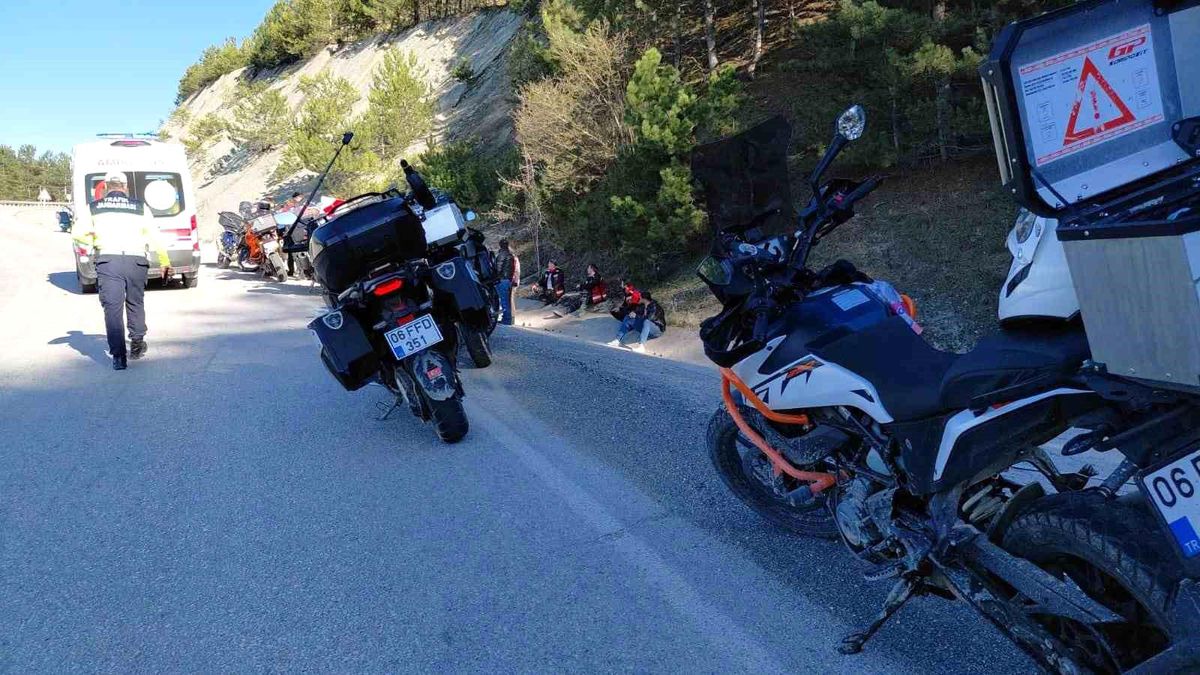 Mudurnu\'da Motosiklet Kazaları: 2 Yaralı, 1 Köpek Telef