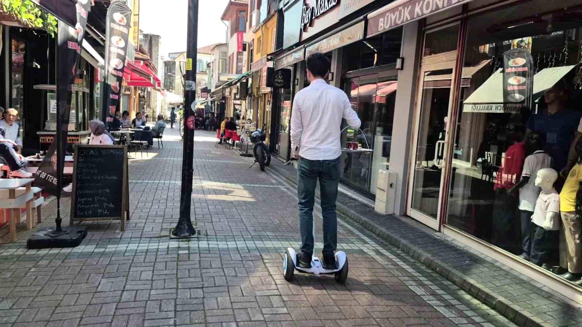 Bartın\'da Elektrikli Kaykayla Çay Servisi