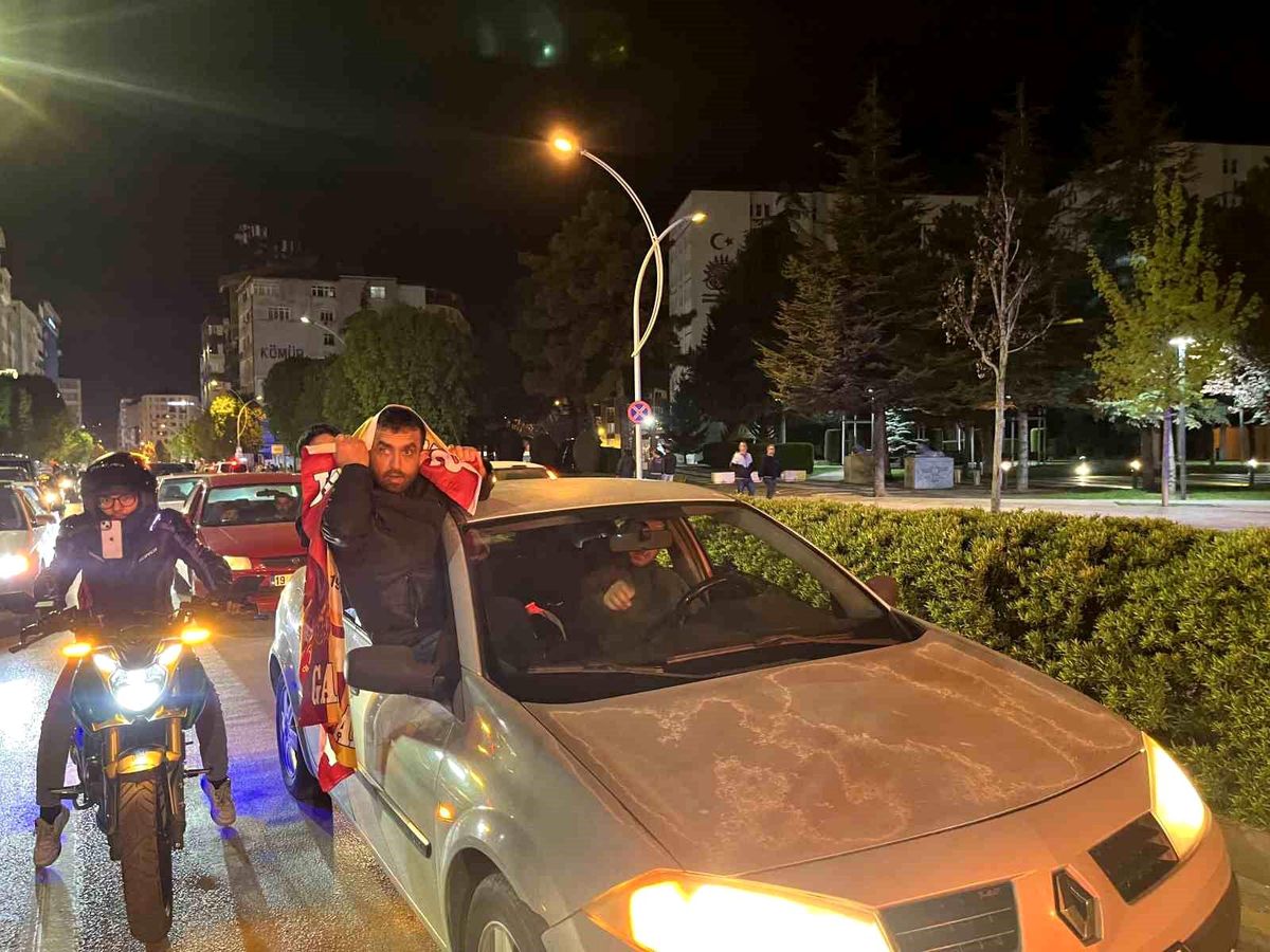 Galatasaray Taraftarları Çorum\'da Kutlama Yaptı