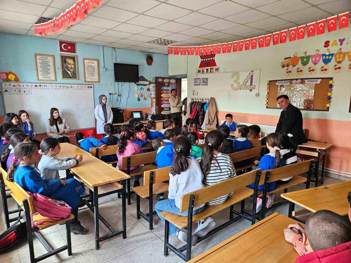 Öğrencilerden Öğretmenlere Gül Dolu Mesaj