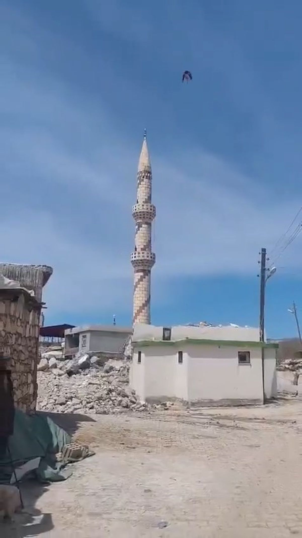 Diyarbakır\'da Hasar Gören Cami Minaresi Yıkıldı