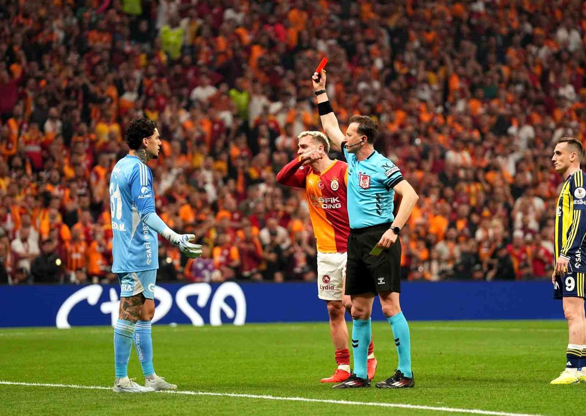 Ederson Derbide Kırmızı Kart Gördü
